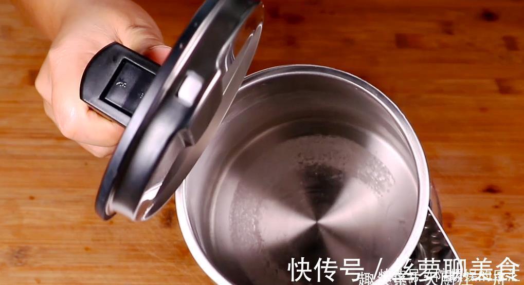 电热水壶|不管水壶水垢多厚,大厨教你一招,水垢快速去除,方便又卫生