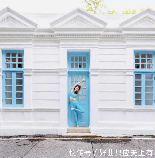 社交平台|16亿富婆吕丽君晒近照，腾空躺在肌肉壮汉身上，男方身材健硕有型