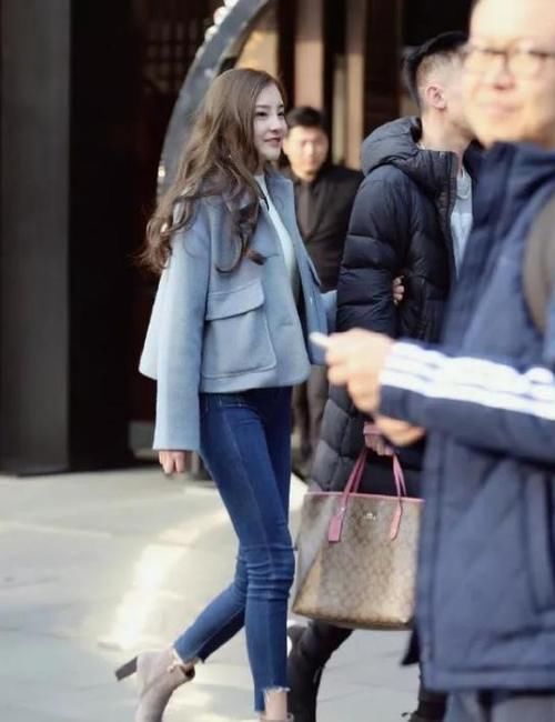 毛呢|知性优雅的美女，一条黑白拼接的连衣裙，时尚气息性感十足