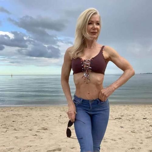 脊柱|48岁开始健身,撸铁16年,64岁时这身板和姿态,还能再美半个世纪