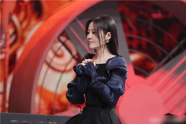 张靓颖疑内涵《王牌》节目组，暗示镜头少，节目组强捧新人引不满