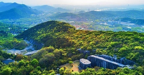 碑材|中国“最大”烂尾工程，一块破石头累死3000人，如今却成旅游胜地