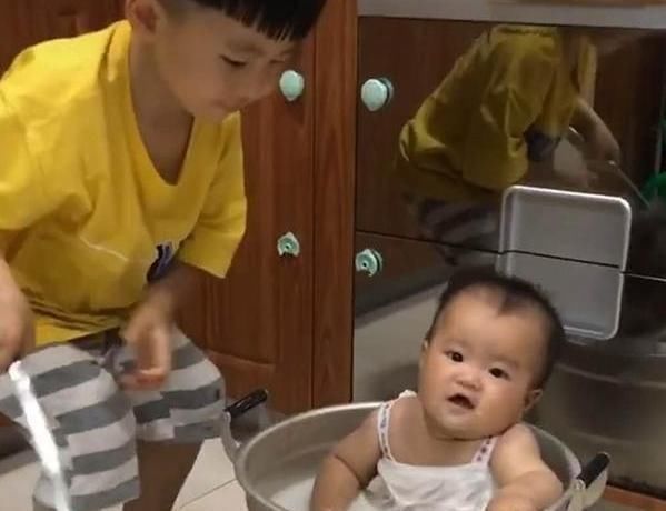 哥哥|哥哥趁父母不在,把弟弟放锅里“炖”,被发现时宝宝已被“腌制”