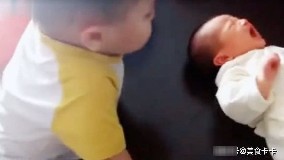 哥哥|弟弟大哭,一岁四个月的哥哥好着急,束手无策的样子太可爱了