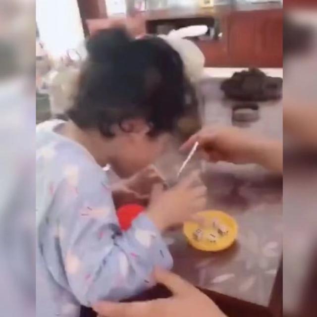 闺女|亲爸为了让闺女喝药,想出了“摇骰子”的办法火了,网友:太拼了