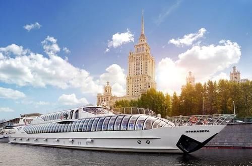 中年|世界上最好的酒店之一，由斯大林设计，还配备了9艘游艇