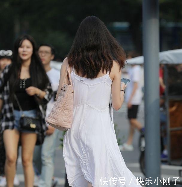 搭配|立体精美的连衣裙装扮复古感十足,款式多样又时尚,彰显魅力
