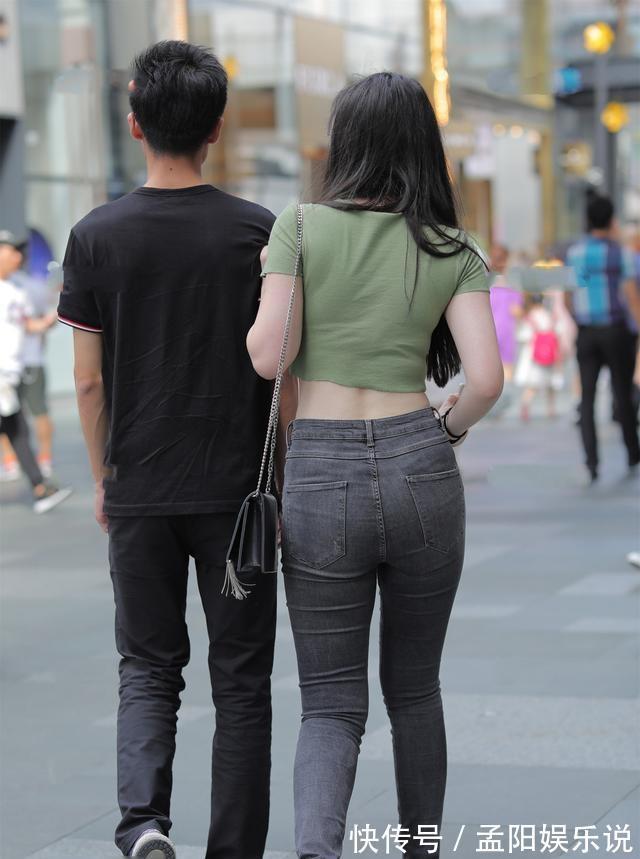 打底裤 绿色露脐短袖上衣搭配黑色打底裤,时尚搭配,阳光清新有活力