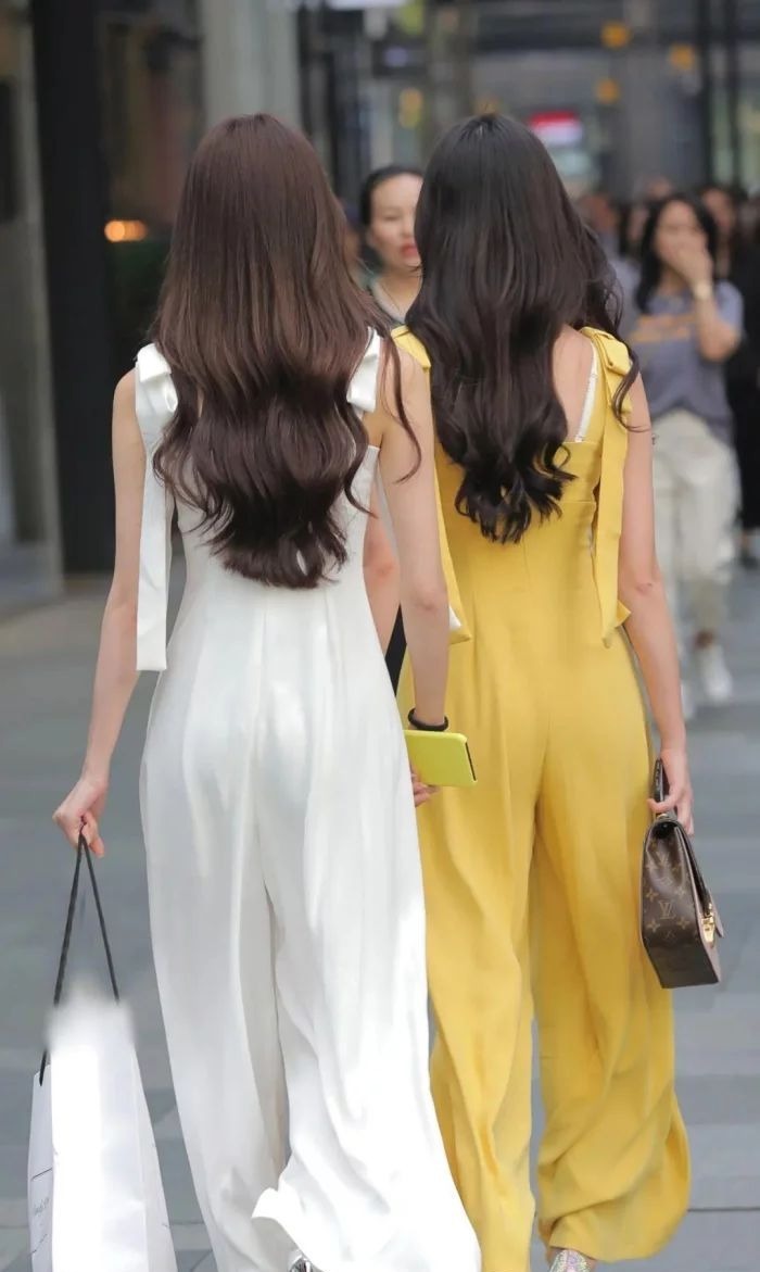 绝色双胞胎穿着黄白连体裤,你更喜欢哪一位?