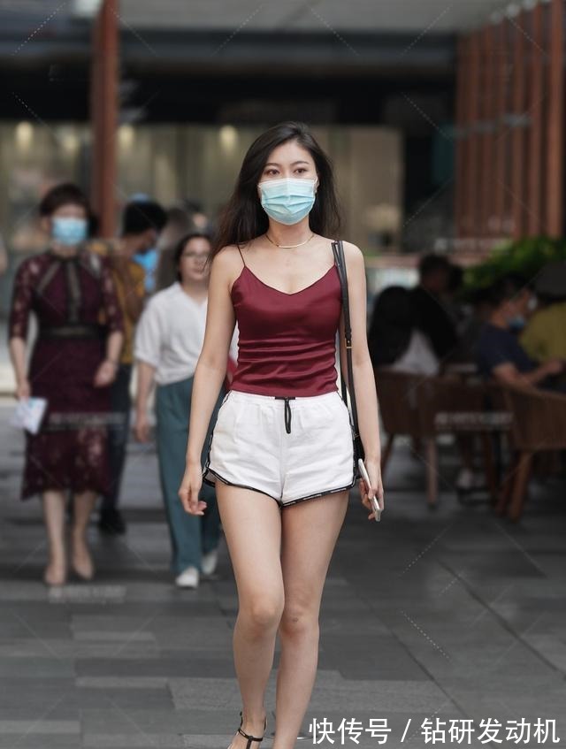 吊带衫 清凉的白色短裤装,搭配枣红色吊带衫,时尚大方又清新靓丽!