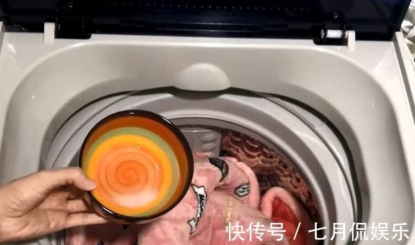 白醋|洗衣服别再只放洗衣液了，多加一碗它，洗出来的衣服更加干净卫生