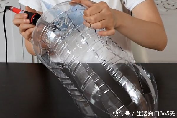 塑料瓶|大号塑料瓶不要扔,切几刀挂在阳台上,解决了家家户户的大烦恼!