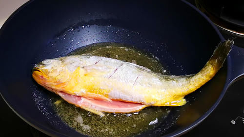 鱼肉|入秋后多吃此鱼，刺少肉嫩营养高，简单一做就特香，上桌汁都不剩