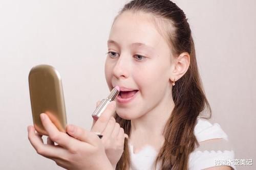 化妆|涂口红时,最好避开3个“低级错误”,很多女生不懂,难怪老掉色