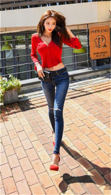 牛仔|红色上衣搭配牛仔紧身裤的美女,身材玲珑,女人味十足