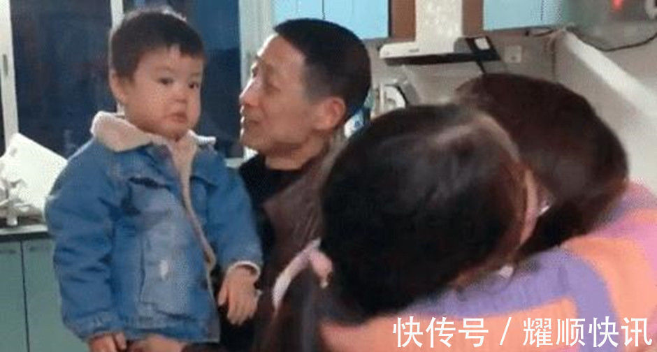 宝宝|宝宝“吃醋”表情萌翻网友,看到妈妈只抱了姐姐,弟弟心里很委屈