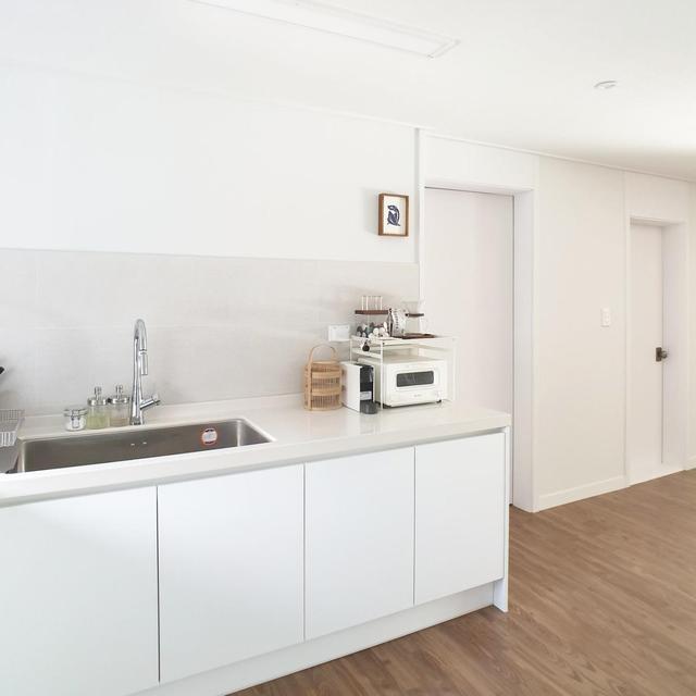 玻璃柜|一到月初就扔家具,85㎡干净得太赏心悦目了,再住10年也不会乱