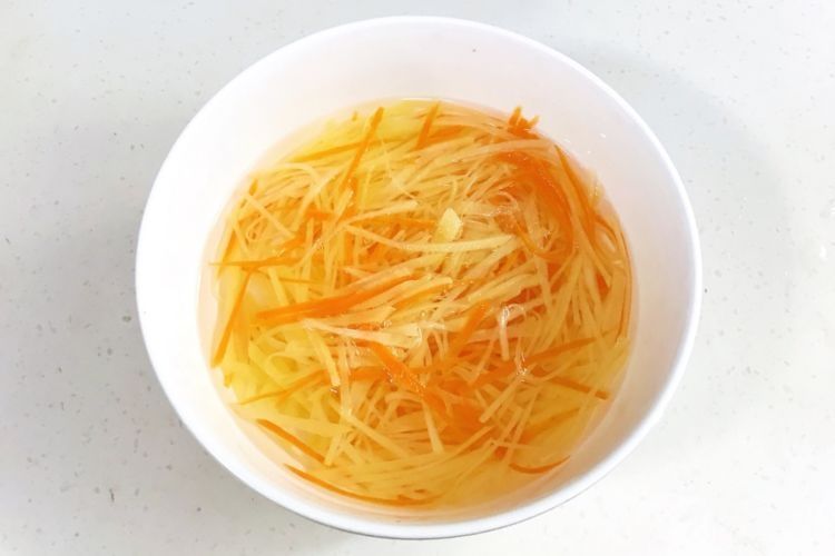 凉拌酸辣土豆丝，开胃下饭味道好，家常凉菜佳品