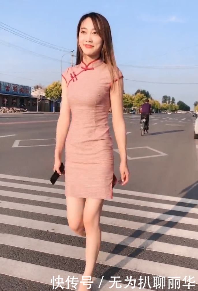 别看了大哥,你的自行车不能让她笑