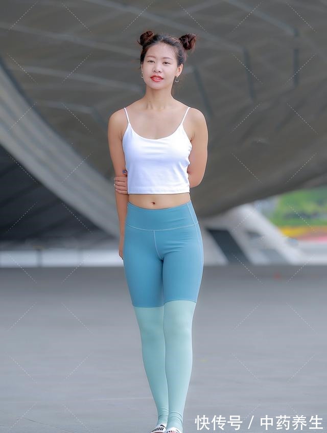 背心 蓝色系拼色运动与搭配哪吒头，性感俏皮，娇俏可爱的运动风！