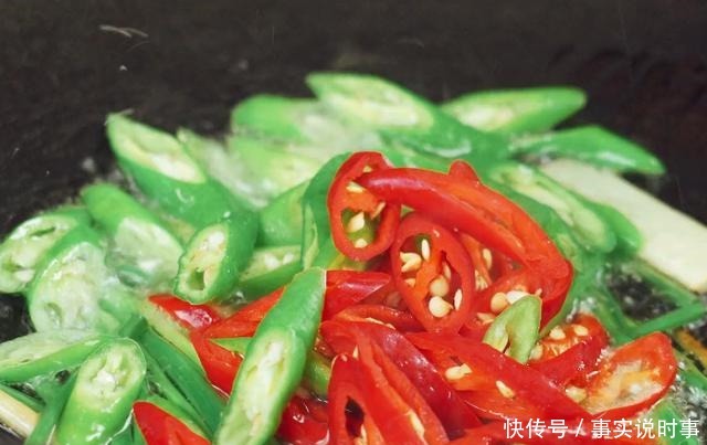 生蚝这样做还是第一次见,鲜嫩爽口,香辣味美,比烤生蚝还好吃