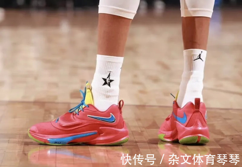 阿迪 东方力量闪耀全明星!老詹换了三双鞋,阿迪太惨,UA是最大赢家?