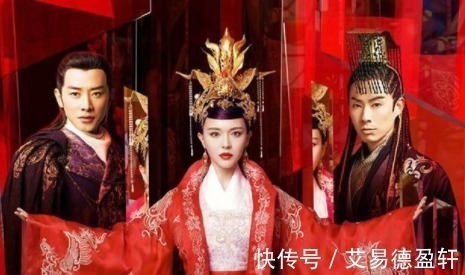 长袍@古代美女穿的长袍那么长,托在地上走不怕脏吗?里面大有文章