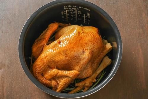  这道超简单的电饭煲焖鸡，外皮油韧，肉质酥烂，真的超下饭
