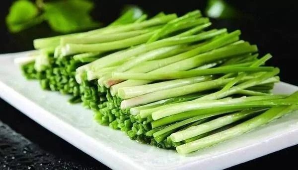 炒韭菜别急着往锅里倒,添加另一个步骤,韭菜又脆又好吃