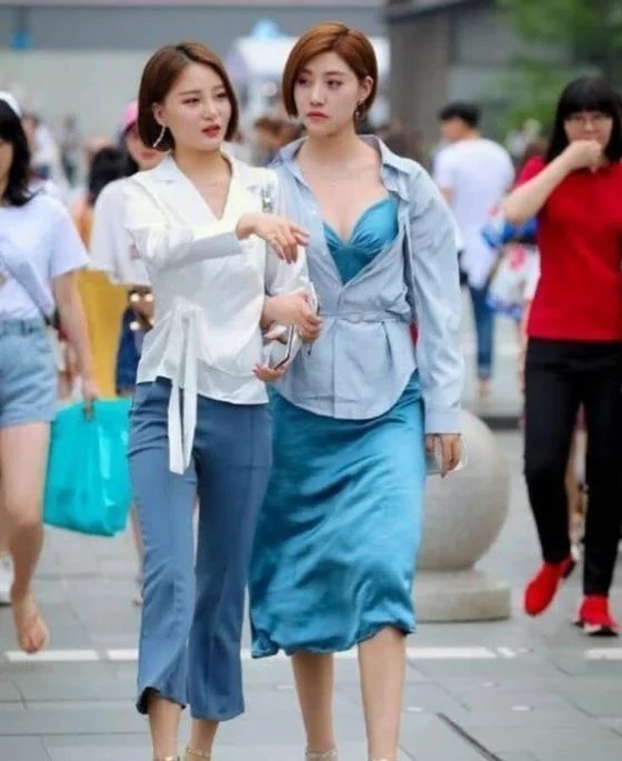 街拍:亭亭玉立的美女,身穿蓝色套装,尽显完美好身材