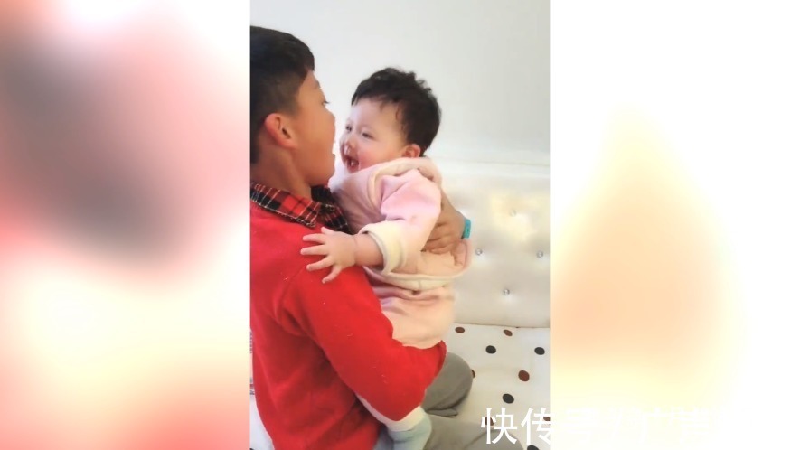 哥哥|妹妹在沙发上玩,看到哥哥后,就激动起来了,网友这小腿真可爱