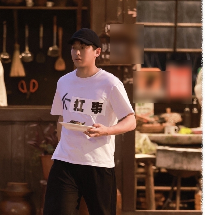 《向往5》收官海报,两位嘉宾地位却不同,从站位就可以看出来