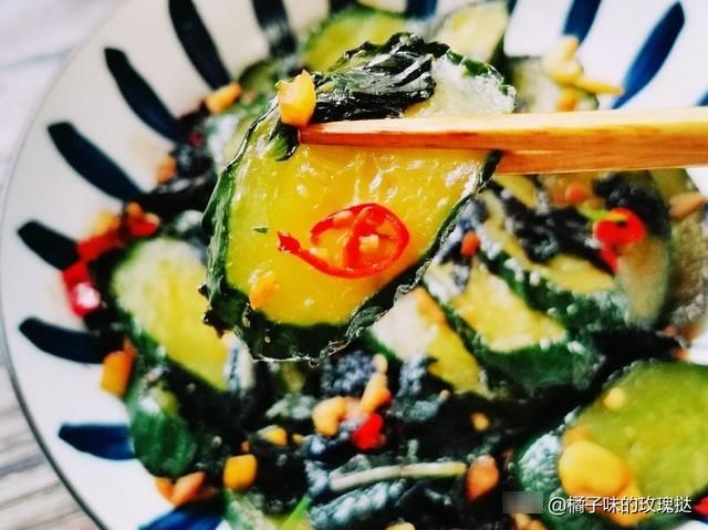 紫苏炒青瓜|千万别错过的三道家常菜推荐：苦瓜煎蛋，紫苏炒青瓜，尖椒酿虾滑