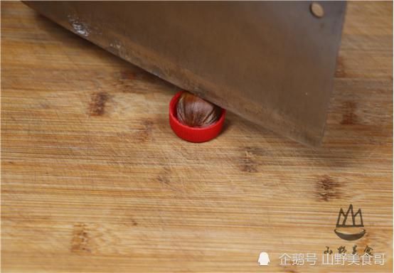  用刀去对板|板栗只用刀切就错了，多加1个瓶盖，一秒一个，方法太实用了