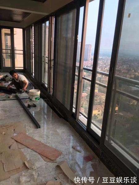 玻璃窗|邻居家封阳台太机智,把窗户变成推拉门,开放式封闭式灵活转换!