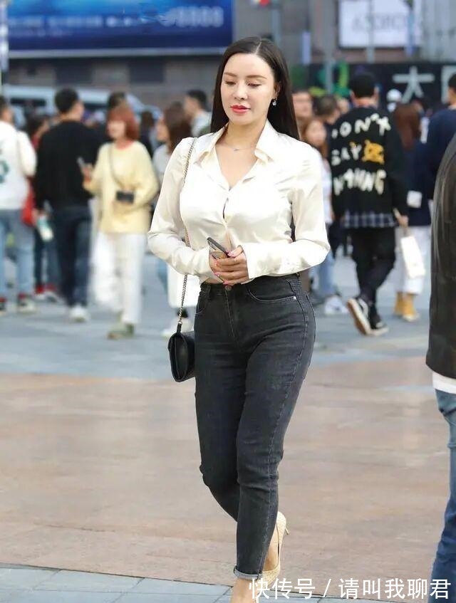 美女 太拼了!“胯大”身形有意牛仔裤,弄不好会适得其反,有准备吗