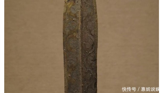 专家|专家们打开一个国王的坟墓，里面摆着一桌酒和食物，旁边还坐着人