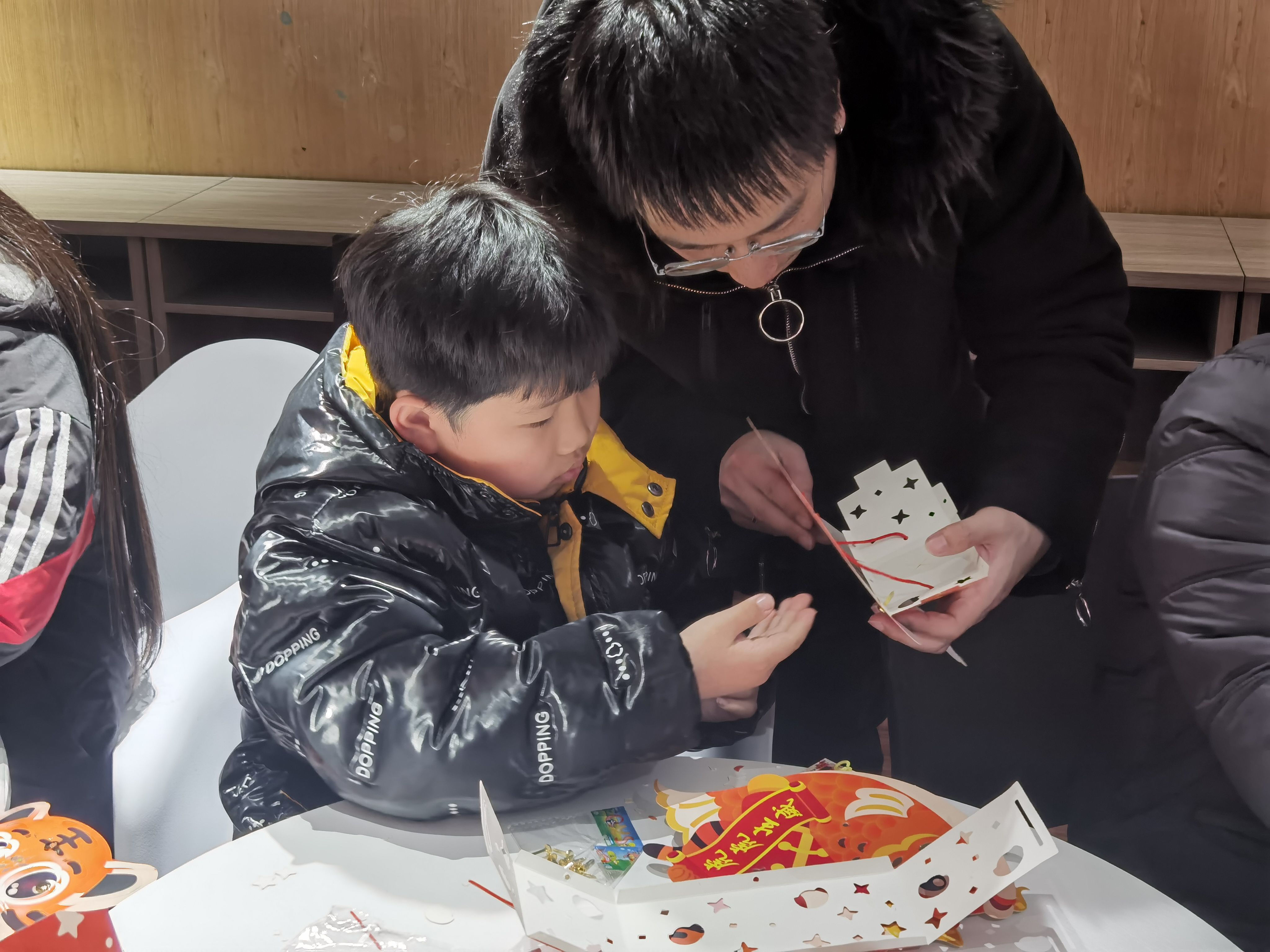 蔡艳|黄岩：喜迎元宵节 巧手做花灯