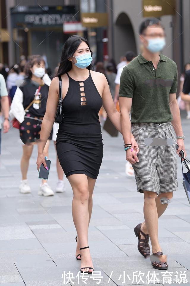 黑色挂脖式镂空针织连衣裙,清爽透气,凸显好身材