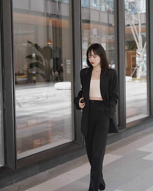 连衣裙 西服不一定配T恤,用抹胸上衣、打底衫和连衣裙搭配,更好看