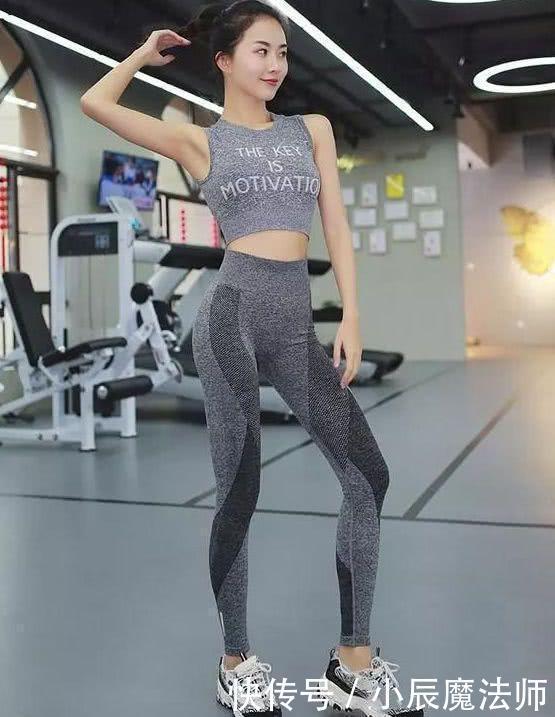 美女穿搭简洁时尚的的打底裤，青春气息十足，展现简约清新的美