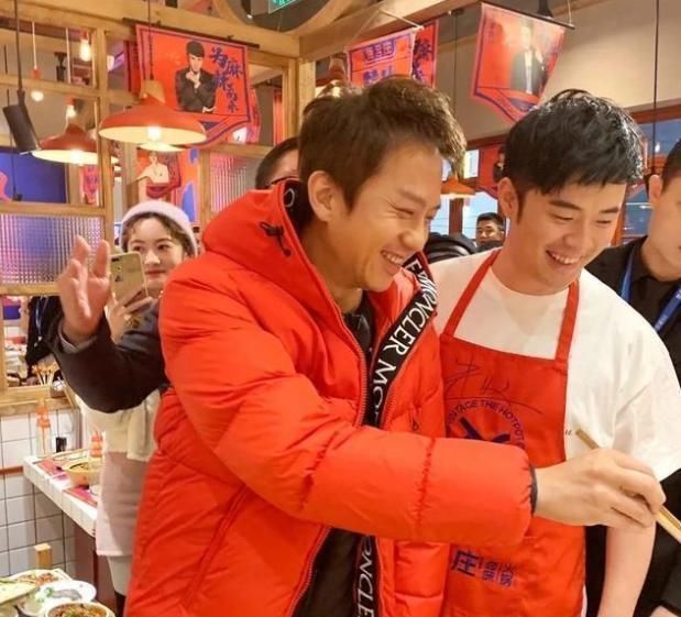 賈乃亮雷佳音合開餐廳,牛肉按克賣鮑魚一只1288元,網(wǎng)友:一口都吃不起