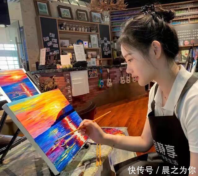 同款|小姐姐不仅爱画画,身材更是优美,坚持这项运动,打造同款好身材