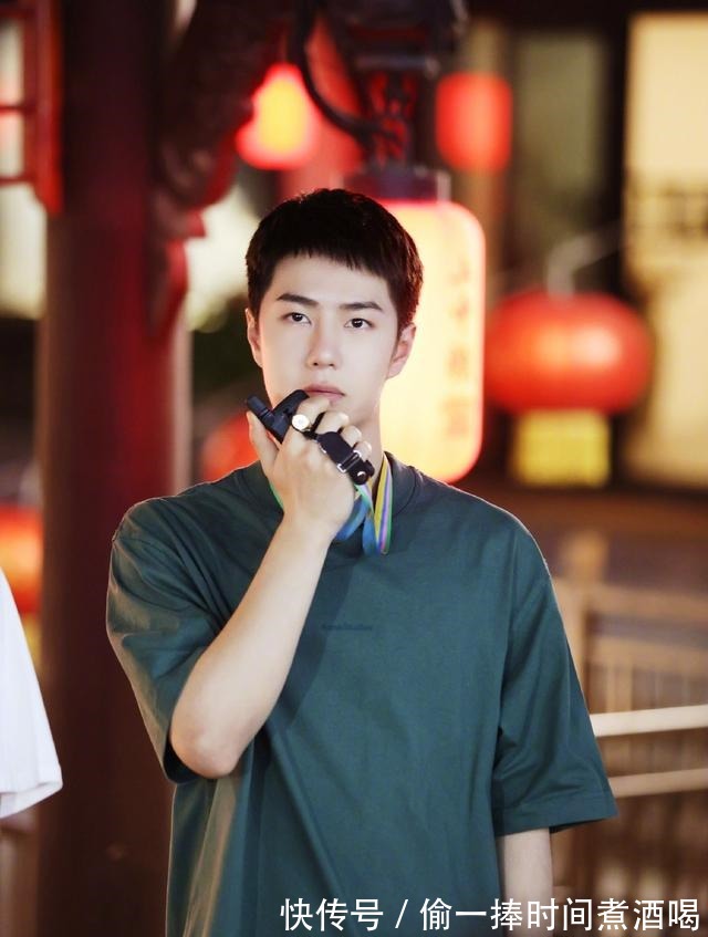 墨绿色|王一博，小众品牌的高光时刻，墨绿色T恤成王者归来的焦点！