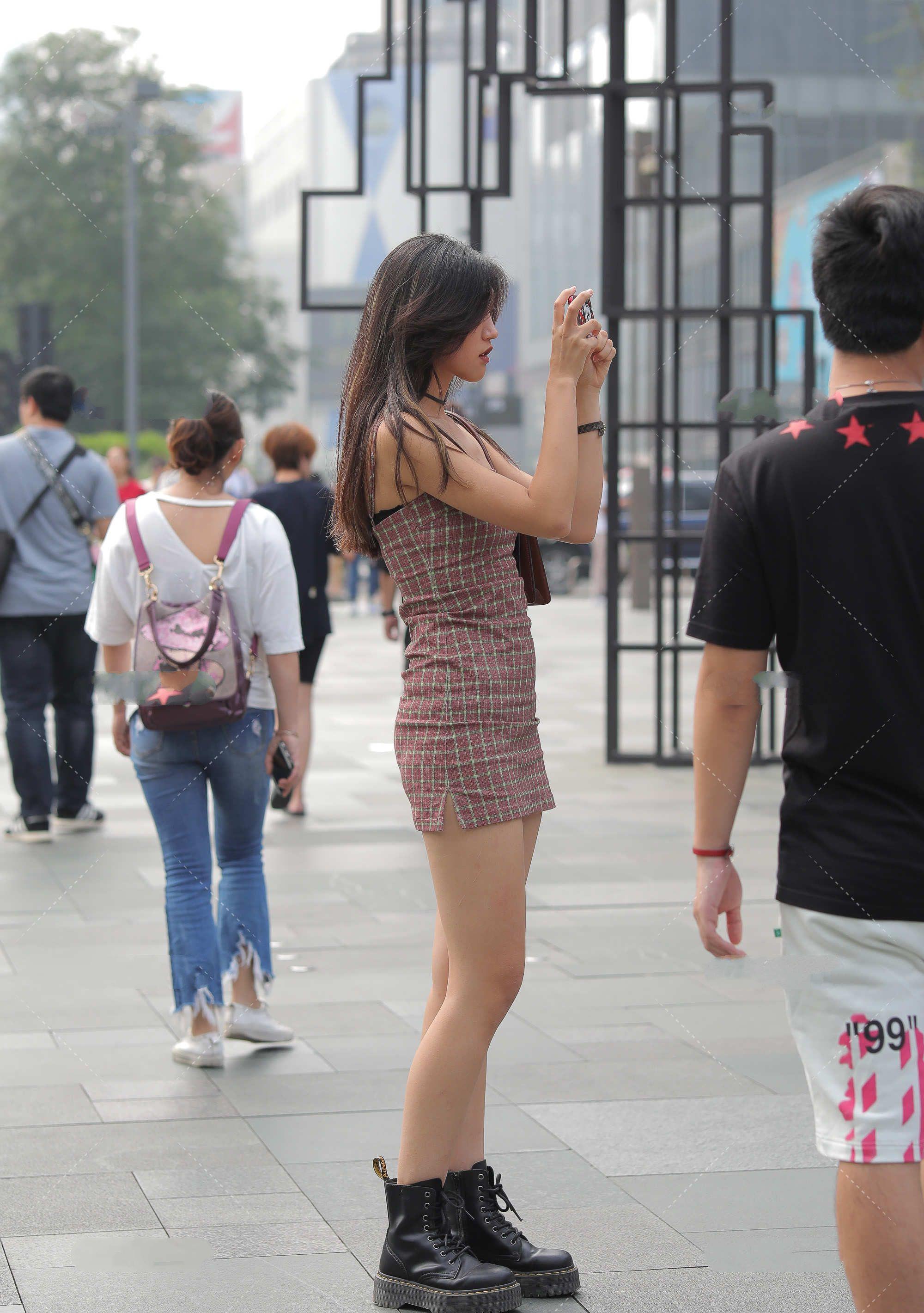 高跟鞋|年轻女孩的穿搭秘籍，波点连衣短裙+凉鞋，清爽时髦