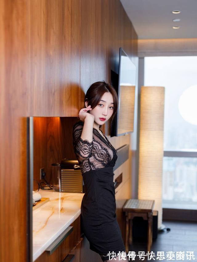 性感 黑色蕾丝拼接连衣裙性感迷人,搭配一双黑色的高跟鞋更是优雅动人