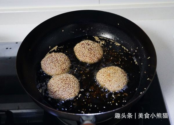 夜市地摊需要排队才能买到的紫薯豆沙饼，在家10分钟能做1大盘