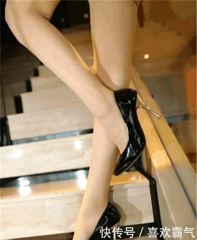 女人|简约又不失时尚感的高跟鞋,适当弧度和V型设计,增强女人自信感