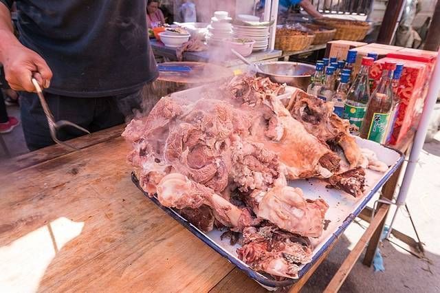 夫妻俩|夫妻俩大集上卖羊肉汤,20元一碗,老乡们每天吃掉8只羊