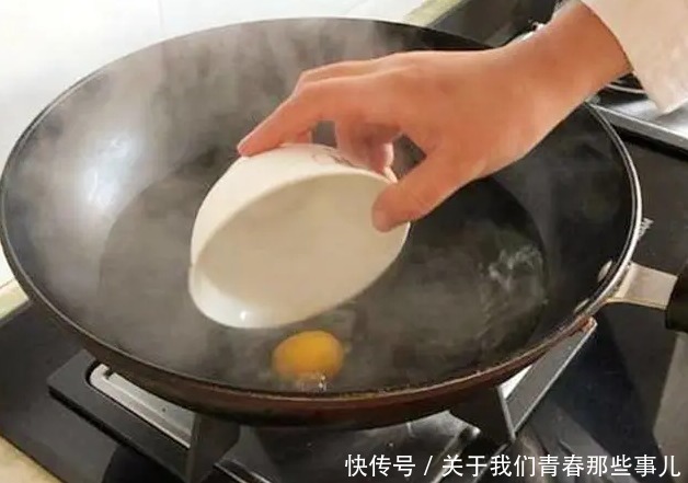 完整|煮荷包蛋,等水开下锅是大错!牢记5个技巧,完整又圆润,不散花